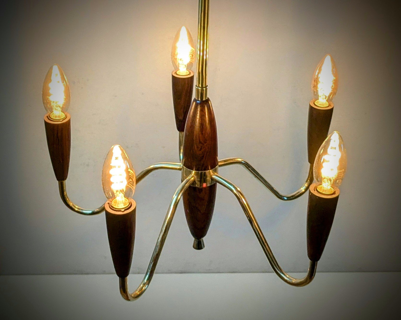 Skøn fuld restaureret lysekrone i palisander og messing fra 1960. Ø42. 65 cm nedhæng.