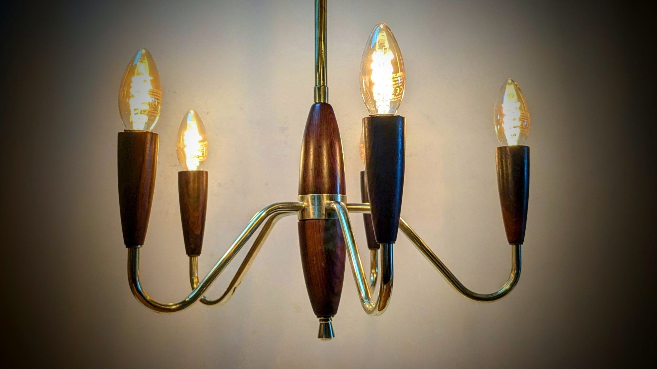 Skøn fuld restaureret lysekrone i palisander og messing fra 1960. Ø42. 65 cm nedhæng.