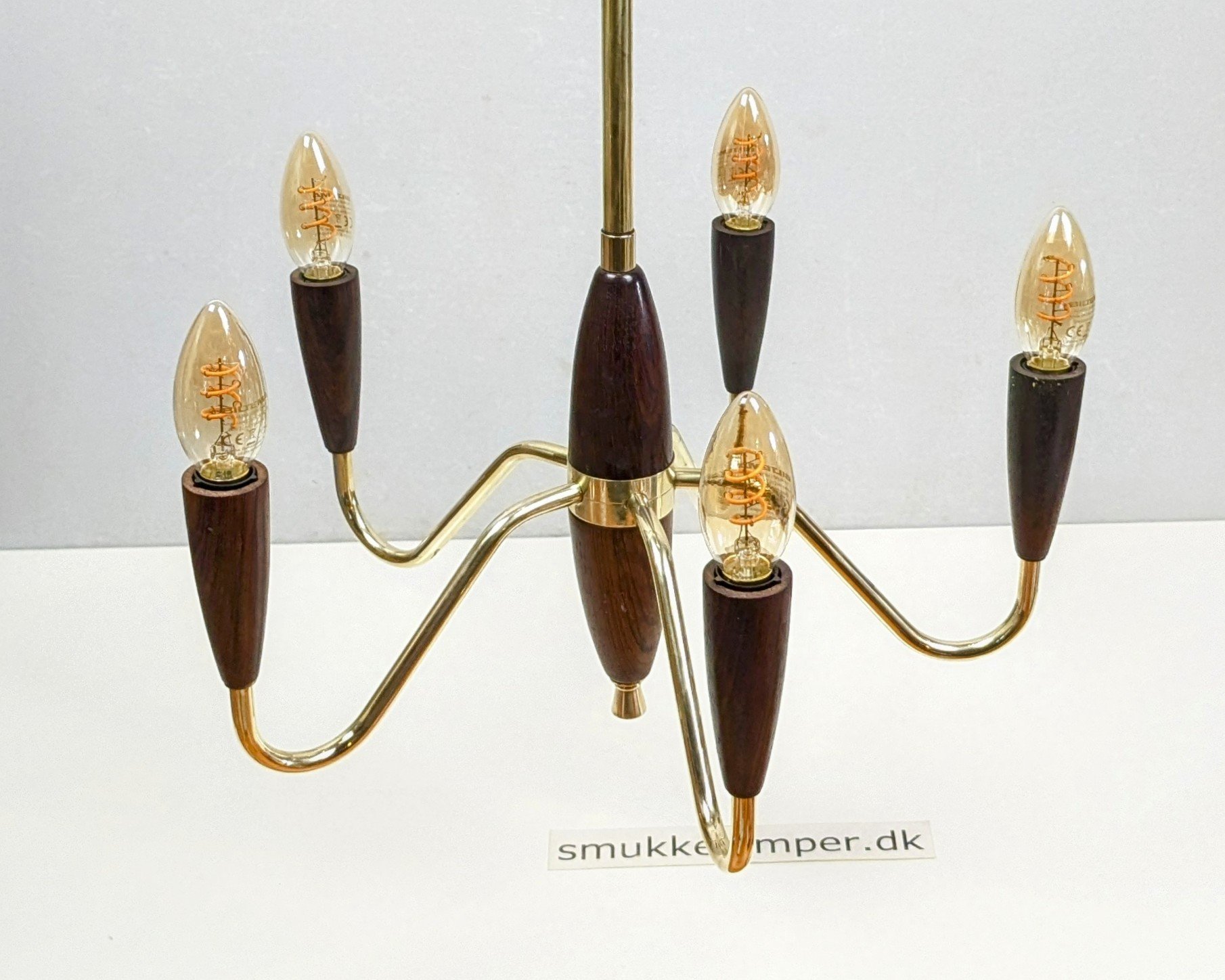 Skøn fuld restaureret lysekrone i palisander og messing fra 1960. Ø42. 65 cm nedhæng.