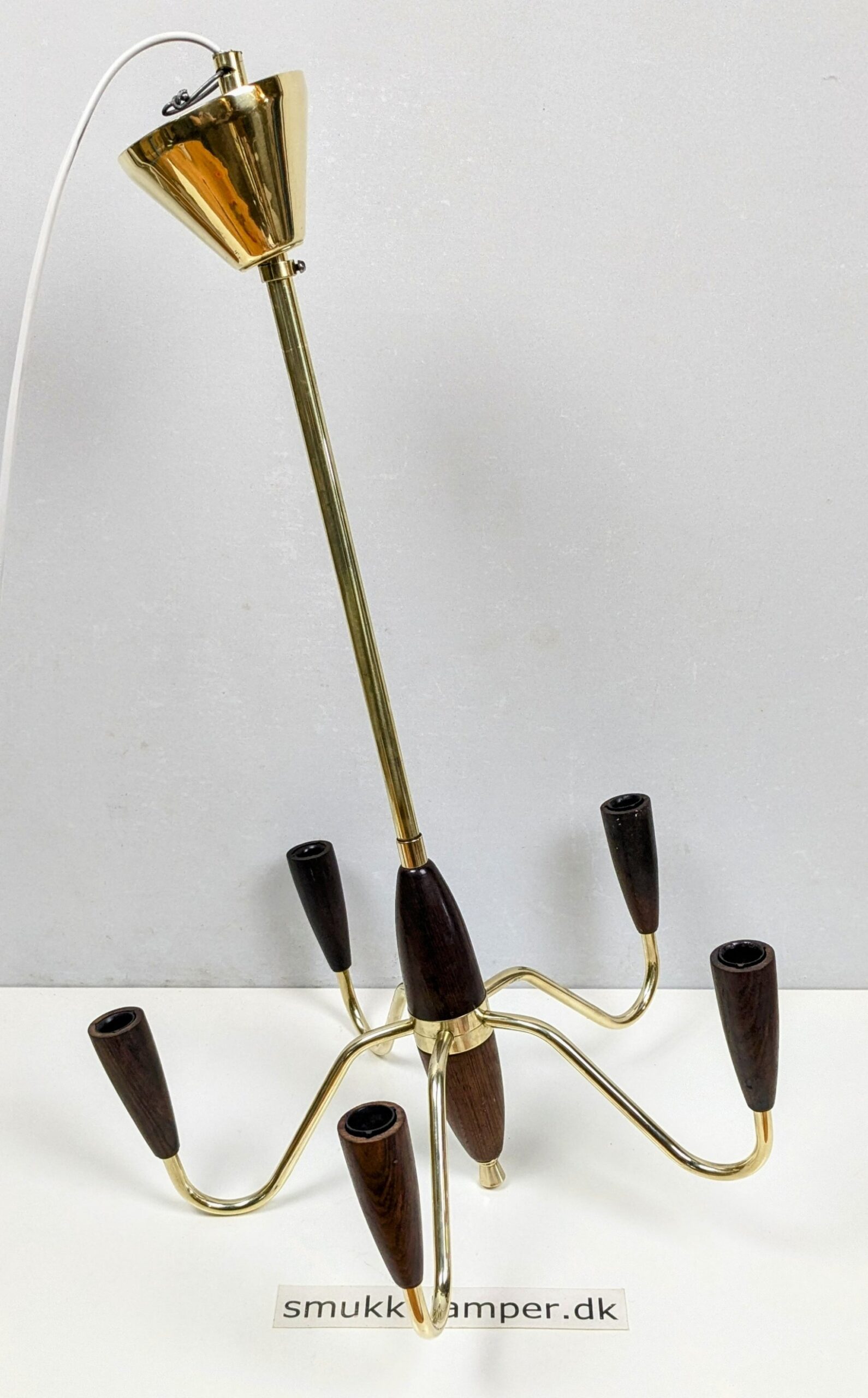 Skøn fuld restaureret lysekrone i palisander og messing fra 1960. Ø42. 65 cm nedhæng.