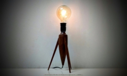 Skøn dansk snedker bordlampe fra 1960 i teak. 30cmH. Delvist nyt el.