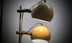 Skøn dansk Frandsen gulvlampe i Beige fra 1980. 130 cm høj. Pickup only.