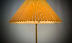 Skøn dansk gulvlampe med lys sandfarvet  skærm fra 1980. 138 cm høj. Pickup only.