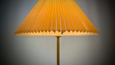 Skøn dansk gulvlampe med lys sandfarvet  skærm fra 1980. 138 cm høj. Pickup only.