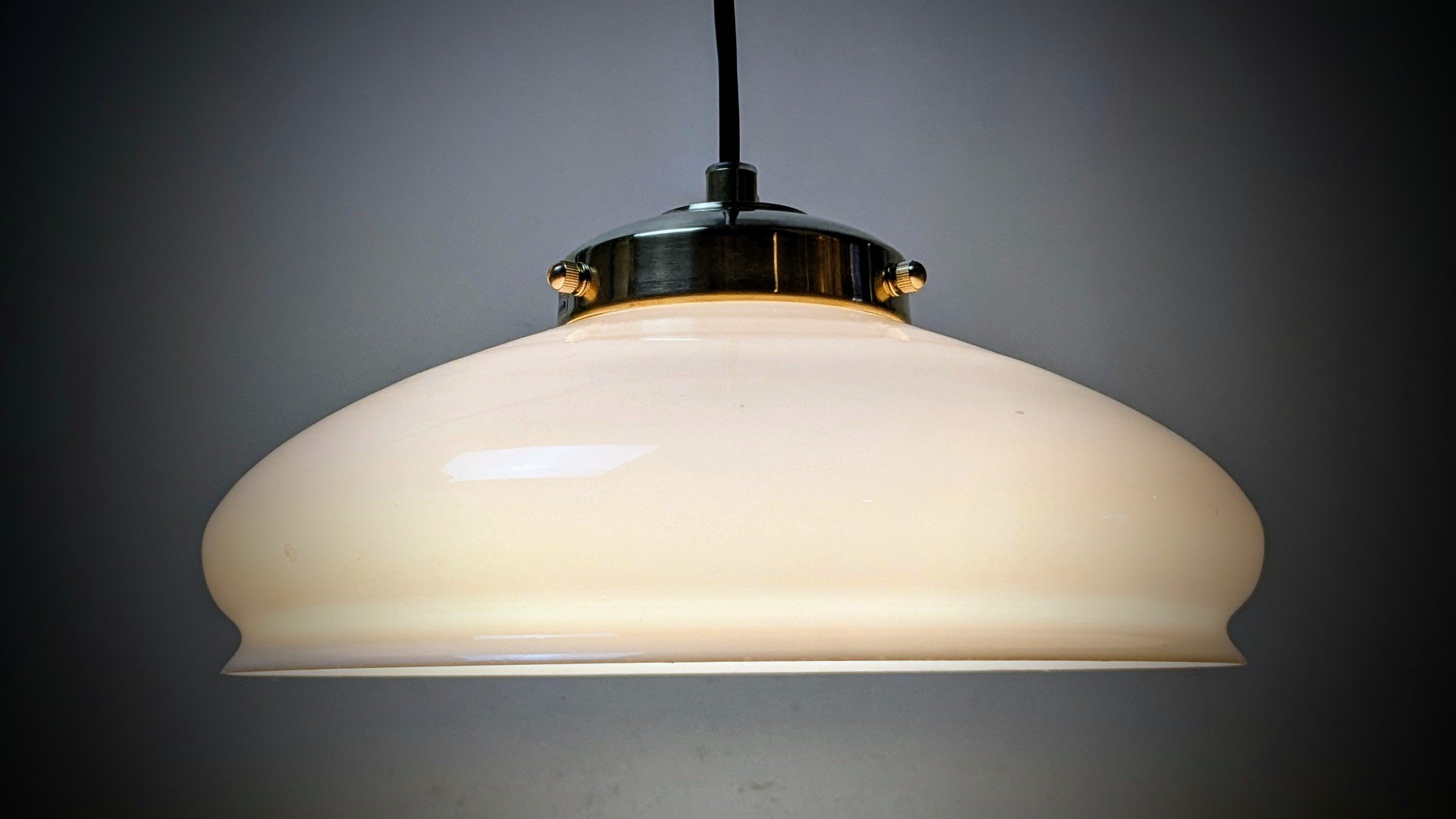 Skøn mellemstor opalglas køkken lampe med frynsekant. Ø27. Nyt el. Ubrugt glas. – Design ikoniske lamper til spisestuen