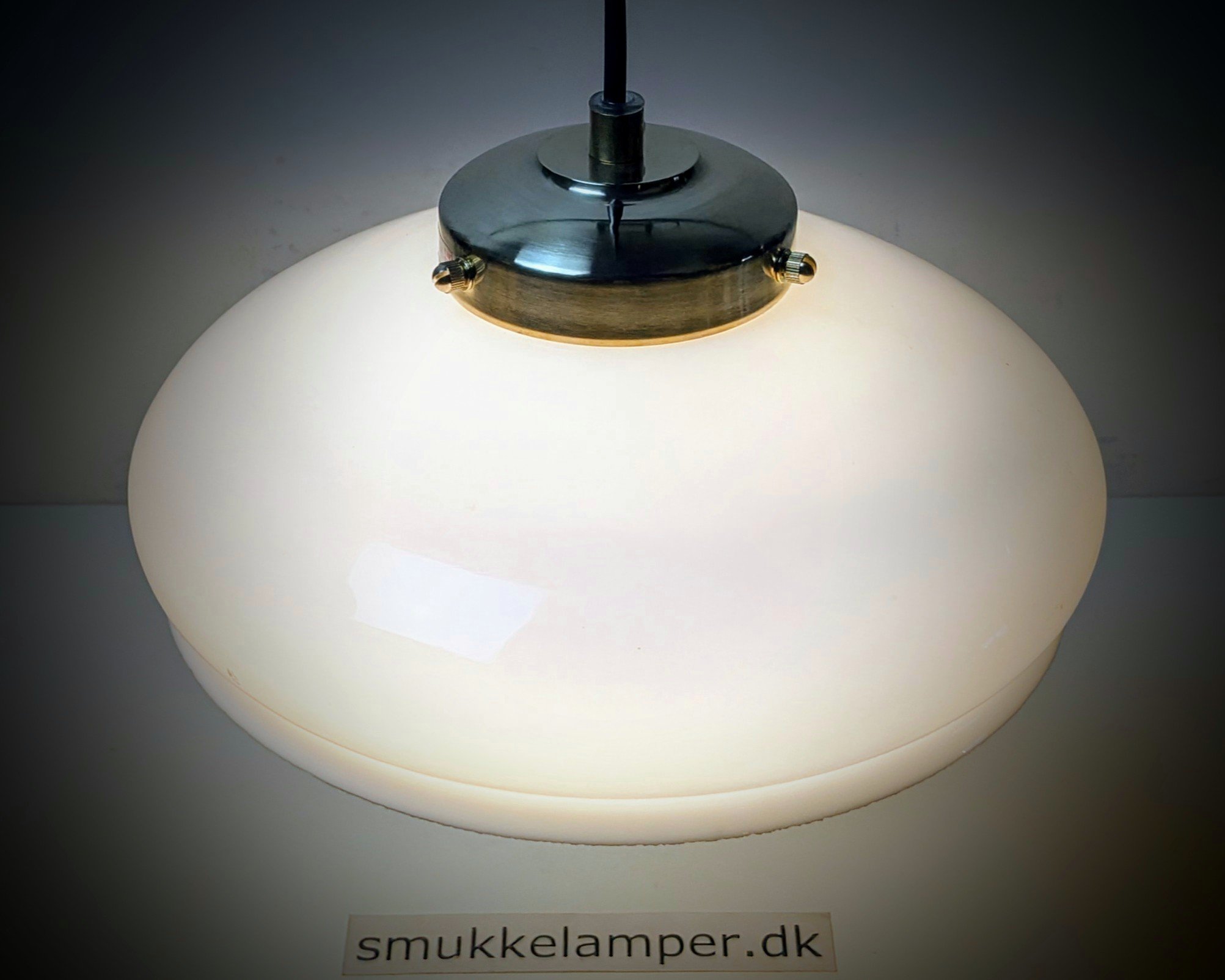 Skøn mellemstor opalglas køkken lampe med frynsekant. Ø27. Nyt el. Ubrugt glas. – produktbillede 1 – Design ikoniske lamper til spisestuen