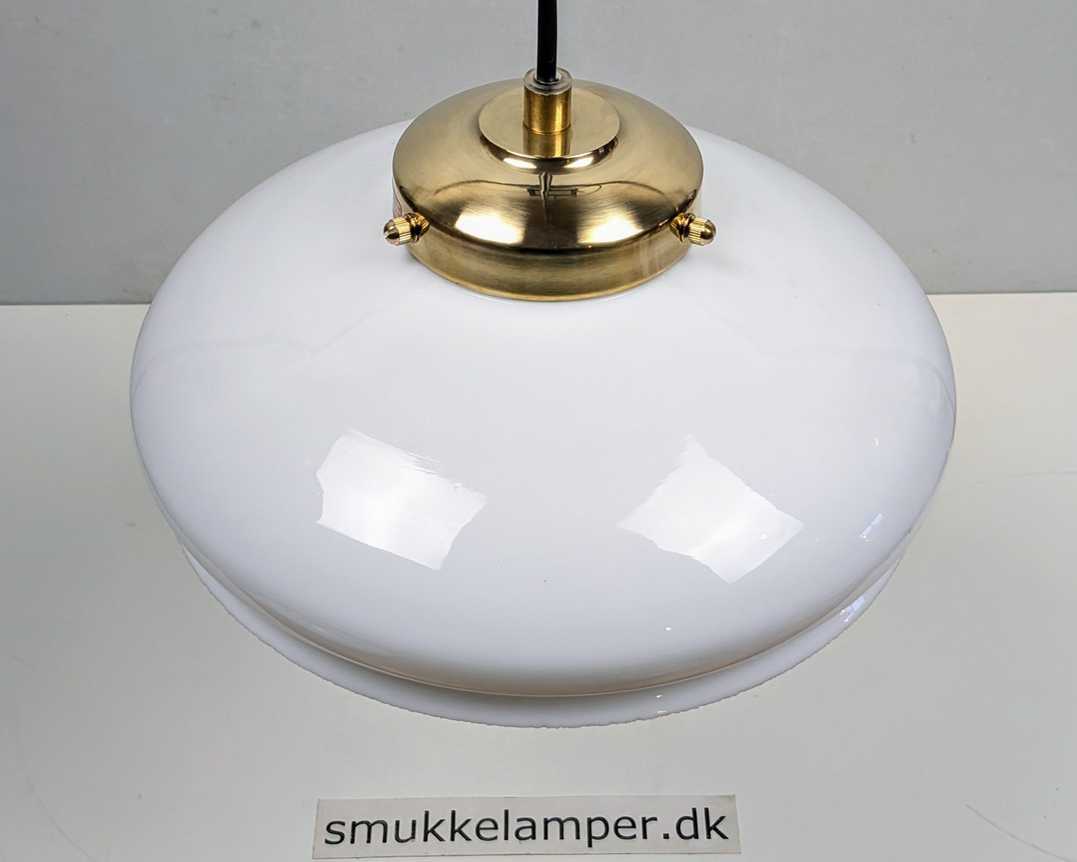 Skøn mellemstor opalglas køkken lampe med frynsekant. Ø27. Nyt el. Ubrugt glas. – produktbillede 2 – Design ikoniske lamper til spisestuen