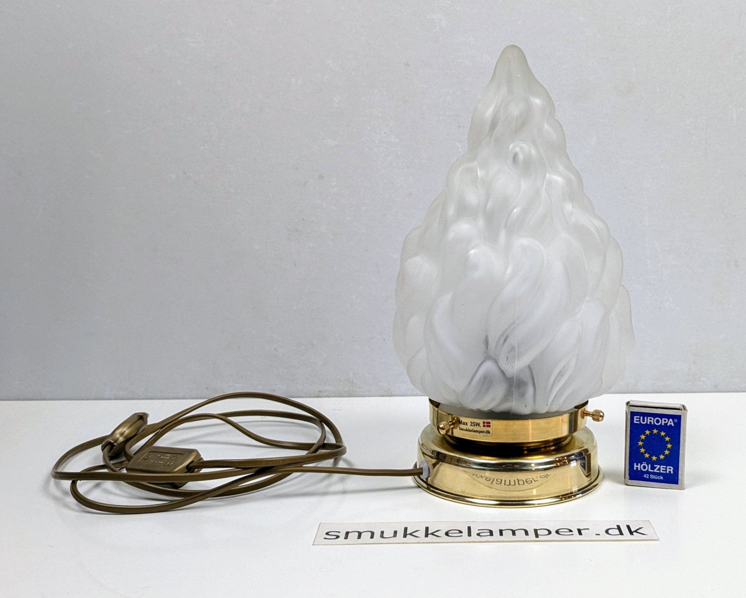 Håndsamlet dansk fakkel bordlampe. Messing og mat glas. Alt er nyt. Custom unika.