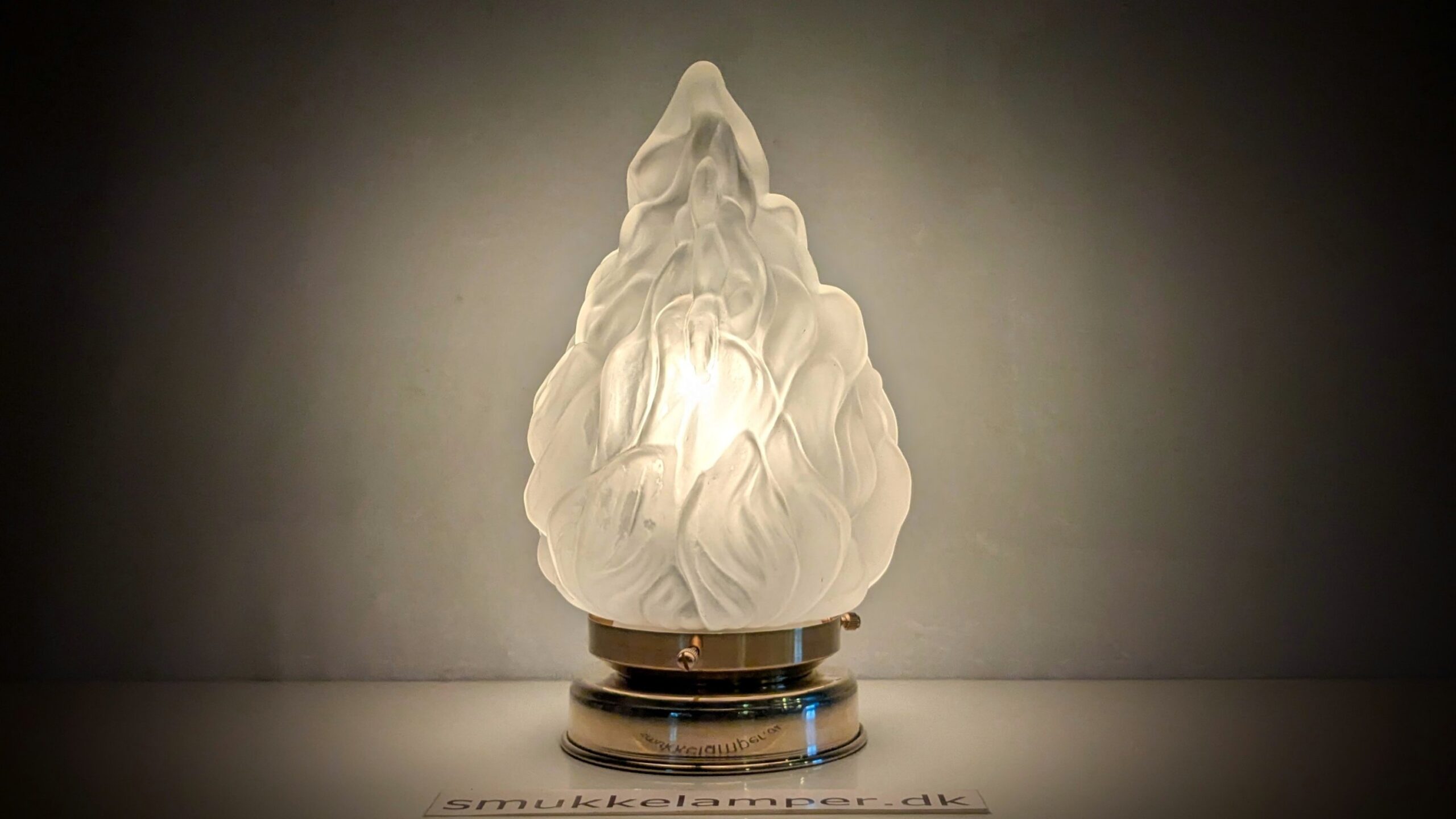 Håndsamlet dansk fakkel bordlampe. Messing og mat glas. Alt er nyt. Custom unika.