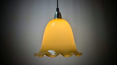 Skøn ravfarvet glas pendel med skørter. Ø28 cm. Nyt el m.m 800 gram glas. 30cmH