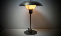 Restaureret Boston HD lampe i Antik legering. Opdateret til E14 og nyt glas. Ø31. 46 cm høj