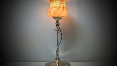 Stor skøn vintage "Tulipe" bordlampe i nypoleret messing og marmoreret glas. Nyt el. Højde 48 cm.