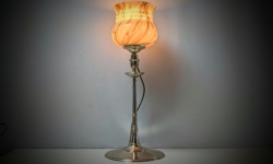 Stor skøn vintage “Tulipe” bordlampe i nypoleret messing og marmoreret glas. Nyt el. Højde 48 cm.