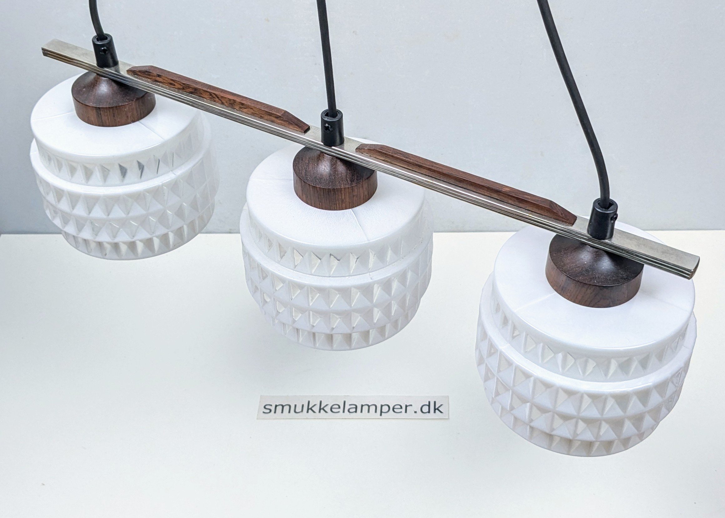 Skøn dansk fuld restaureret triple lampe fra 1960. Palisander og harlekin glas mønster. 55 cm.