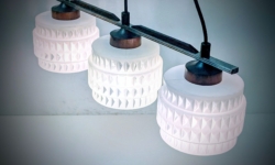 Skøn dansk fuld restaureret triple lampe fra 1960. Palisander og harlekin glas mønster. 55 cm.