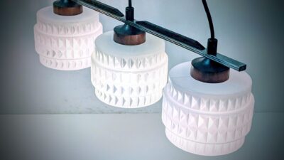Skøn dansk fuld restaureret triple lampe fra 1960. Palisander og harlekin glas mønster. 55 cm.