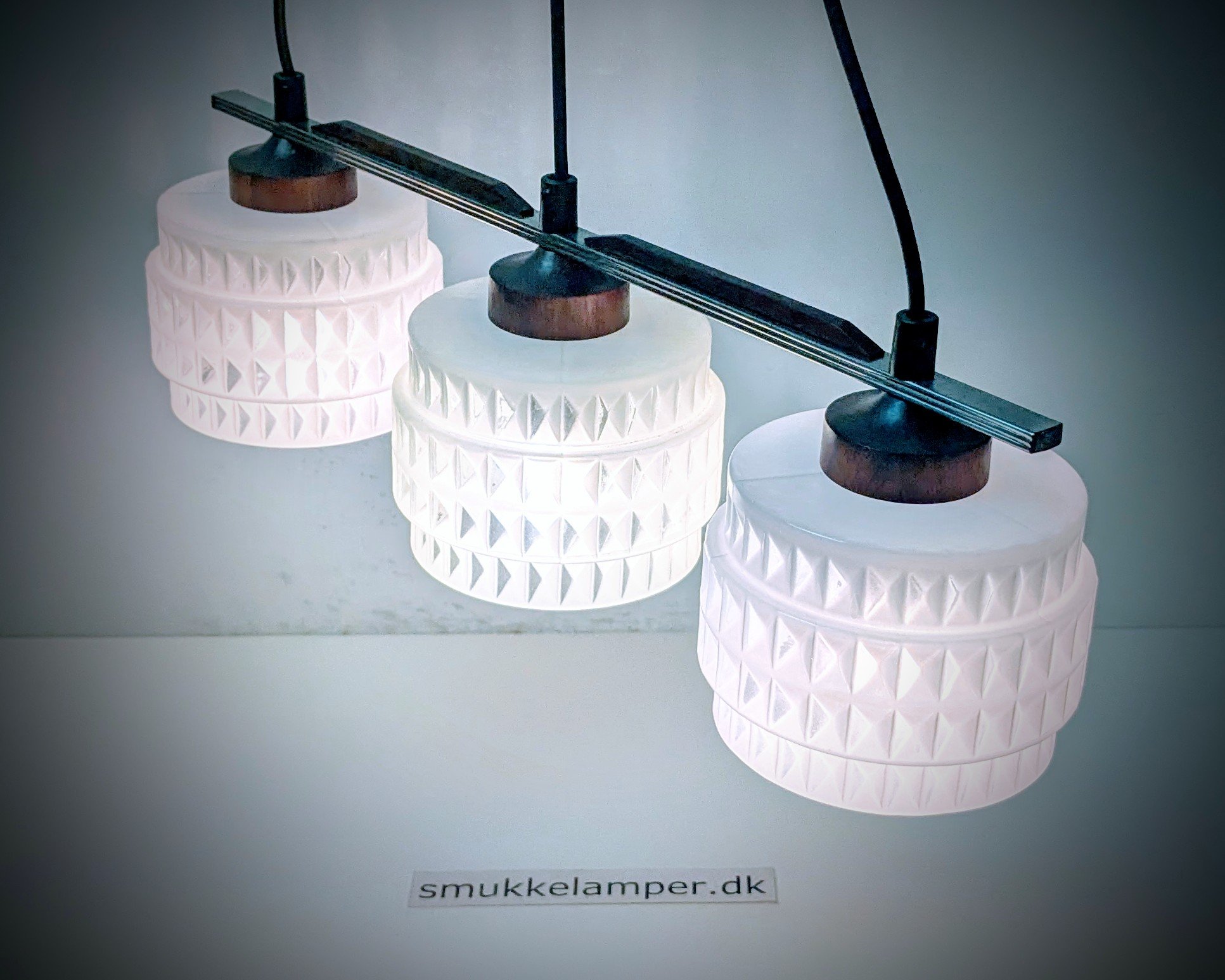 Skøn dansk fuld restaureret triple lampe fra 1960. Palisander og harlekin glas mønster. 55 cm.