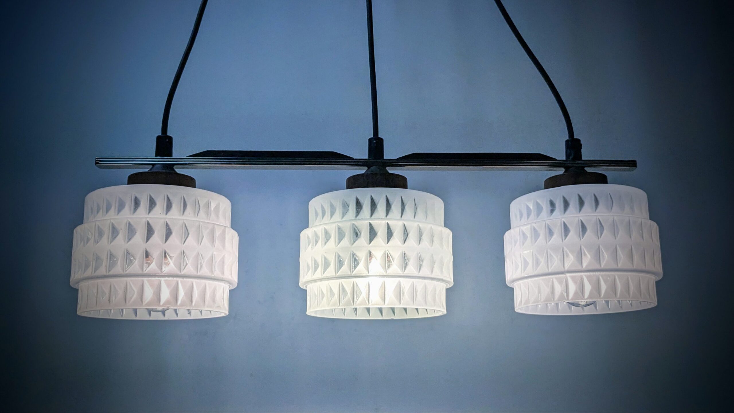 Skøn dansk fuld restaureret triple lampe fra 1960. Palisander og harlekin glas mønster. 55 cm.