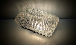 Skøn plafond i klar plast. 20 cm lang. 12 cm bred. 1970. Til loft eller væg montering.