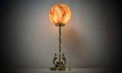 Skøn dansk håndsamlet krystalkugle bordlampe. Messing og nyt el m.m 44cmH
