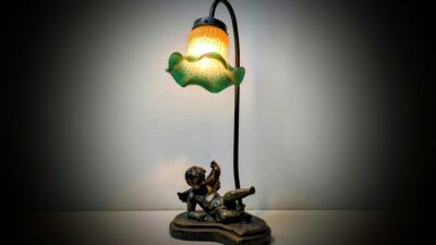 Skøn bordlampe med buttet engel og grøn glas. 1990. 44cmH