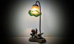 Skøn bordlampe med buttet engel og grøn glas. 1990. 44cmH