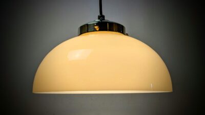 Elegant Antik sandfarvet glaslampe 1940. Fuld restaureret. Nyt el og messing ophæng. Ø25,5