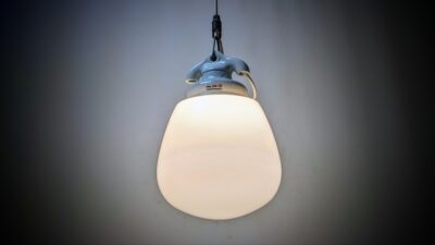 Skøn vintage opalglas og porcelæn lampe 1960. Ø19. 34cmH. Skøn harmoni.