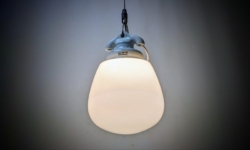 Skøn vintage opalglas og porcelæn lampe 1960. Ø19. 34cmH. Skøn harmoni.