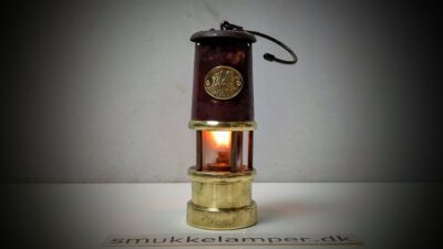 Original Antik minelampe. Cymru petroleums lampe. Virker. 18 cm høj