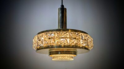 Skøn eksklusiv dansk Vitrika lampe i massiv messing og krystal fra 1960. Nypoleret og nyt el. Ø27