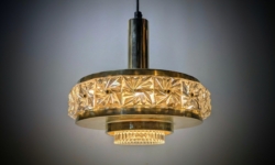 Skøn eksklusiv dansk Vitrika lampe i massiv messing og krystal fra 1960. Nypoleret og nyt el. Ø27