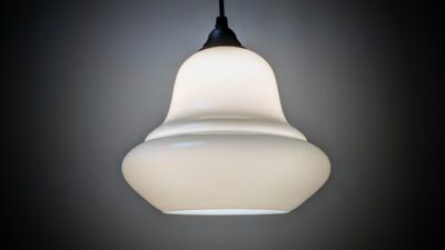 Antik opalglas pendel. Holmegaard.  1920. Restaureret. Nyt el. Sort ledning og ophæng. Ø21.