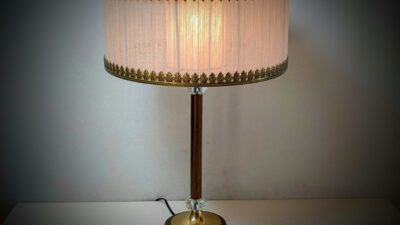 Elegant bordlampe fra 1960 med nyt el. Ø36. Palisander og messing. 51 cmH