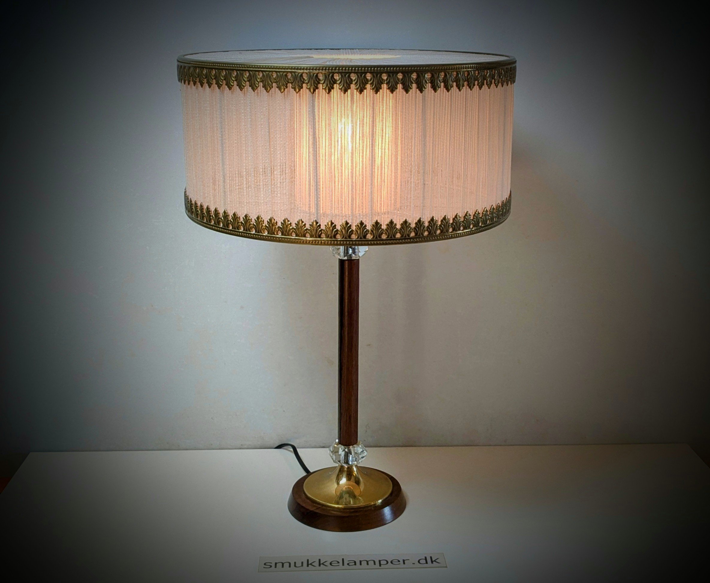 Elegant bordlampe fra 1960 med nyt el. Ø36. Palisander og messing. 51 cmH