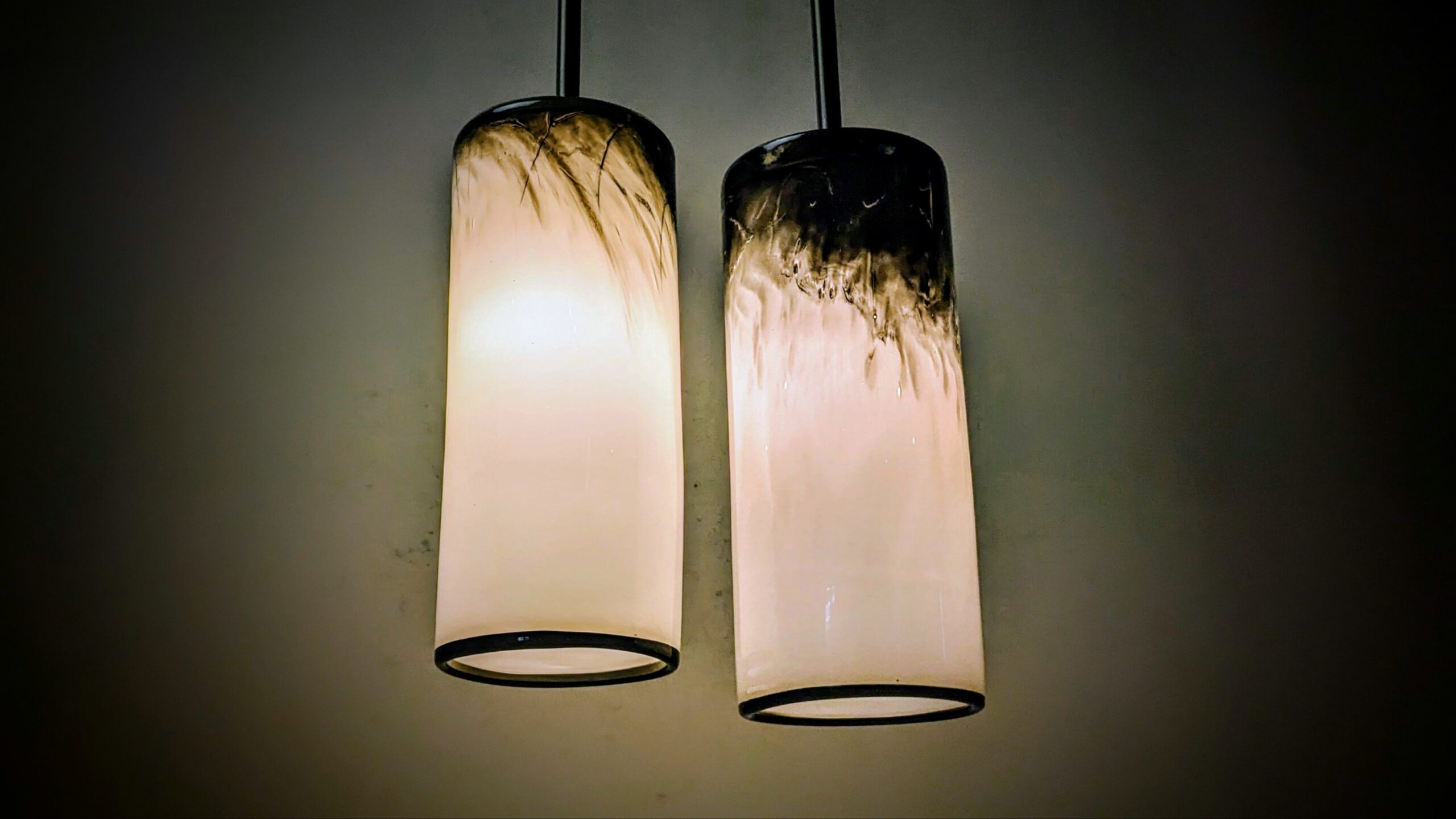 Smukt glas pendelsæt. Tilskrevet Lin Utzon. Ø8 cm. 29,5 cm høj.