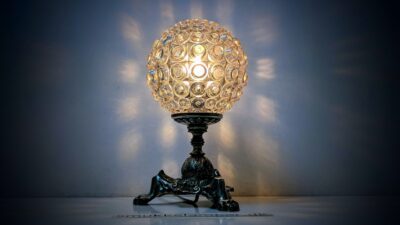 Håndsamlet Octopus bordlampe. Møllers redesign. 29cmH. Messing m.m