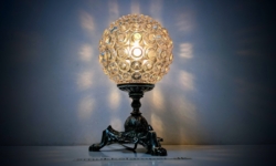 Håndsamlet Octopus bordlampe. Møllers redesign. 29cmH. Messing m.m