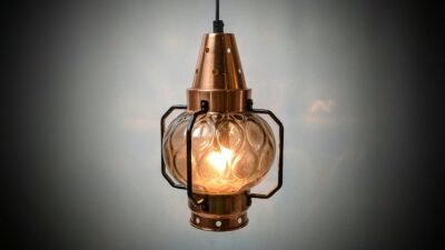 Klassisk lysthus pendel i kobber og sort glas. Ø22. Nyt el.