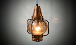 Klassisk lysthus pendel i kobber og sort glas. Ø22. Nyt el.