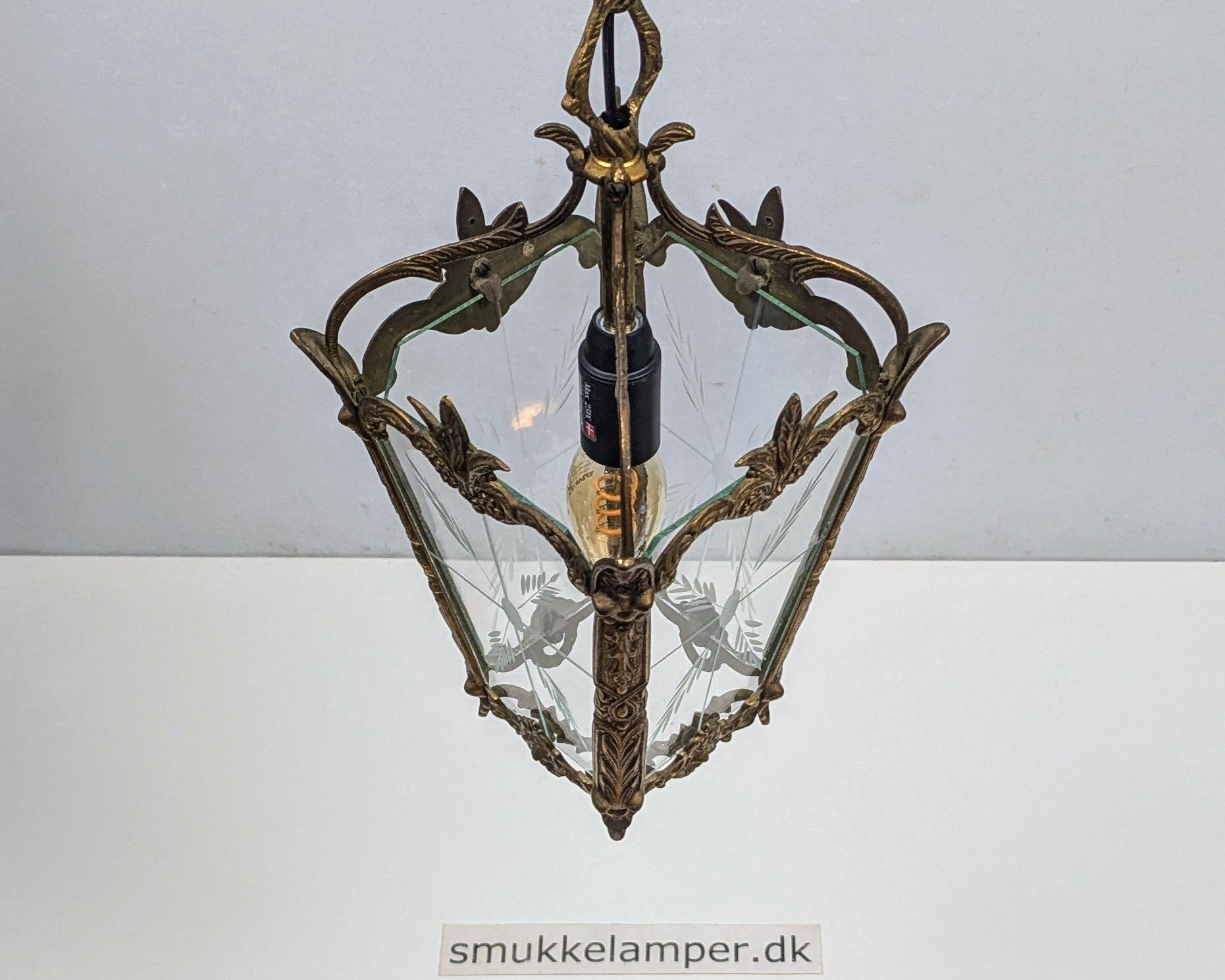 Skøn entre lanterne i rokoko stil. 1960. Messing og klart glas. Nyt el. Ø22. 56 cm fast nedhæng.