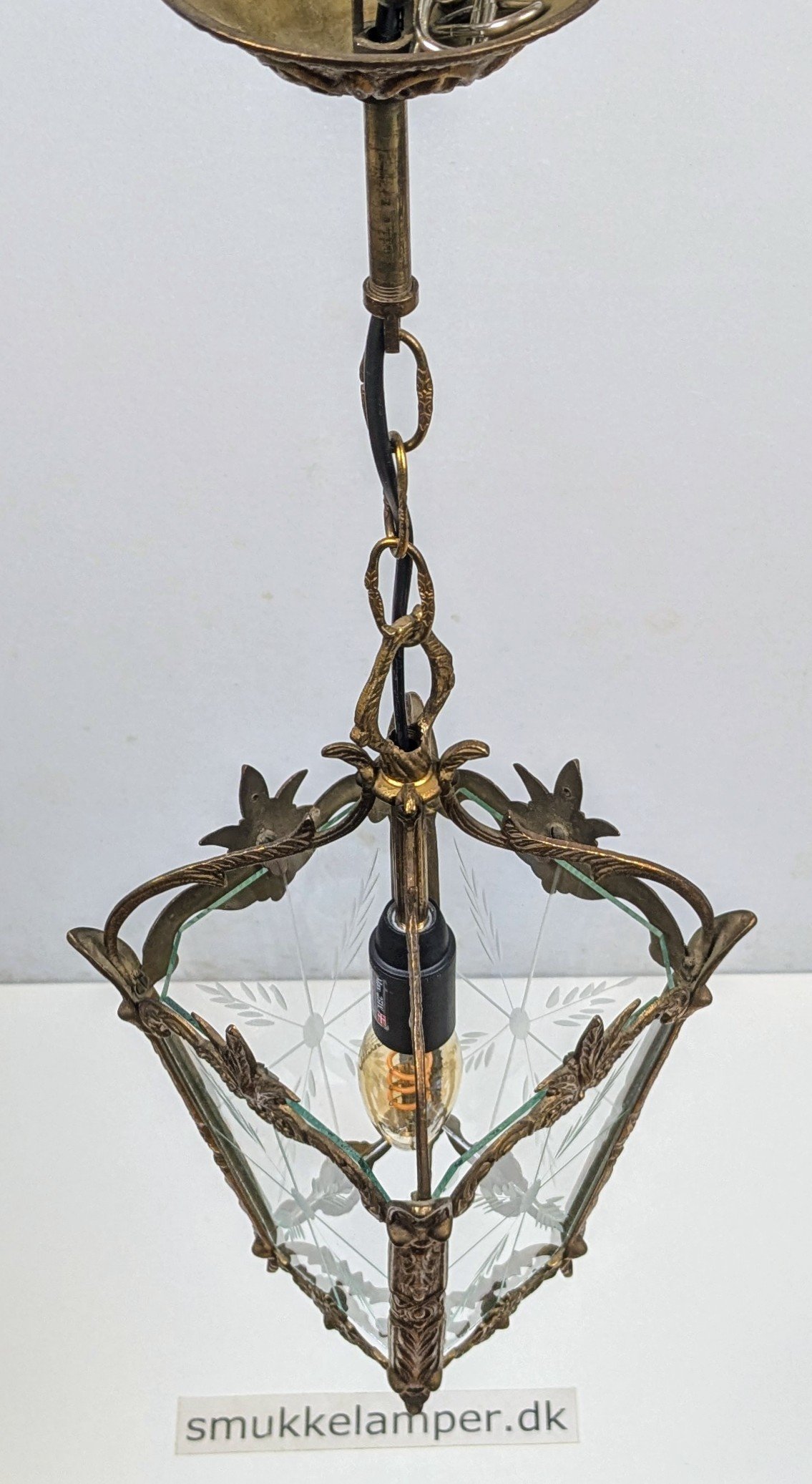 Skøn entre lanterne i rokoko stil. 1960. Messing og klart glas. Nyt el. Ø22. 56 cm fast nedhæng.