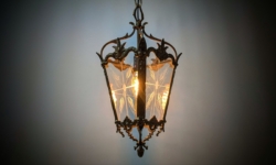 Skøn entre lanterne i rokoko stil. 1960. Messing og klart glas. Nyt el. Ø22. 56 cm fast nedhæng.