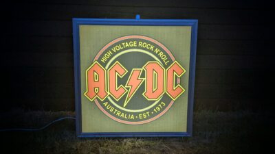 Stor dobbelt sidet Aluminium lysskilt 65x65. AC/DC replica i perfekt stand. Pickup only.