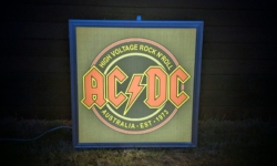 Stor dobbelt sidet Aluminium lysskilt 65×65. AC/DC replica i perfekt stand. Pickup only.