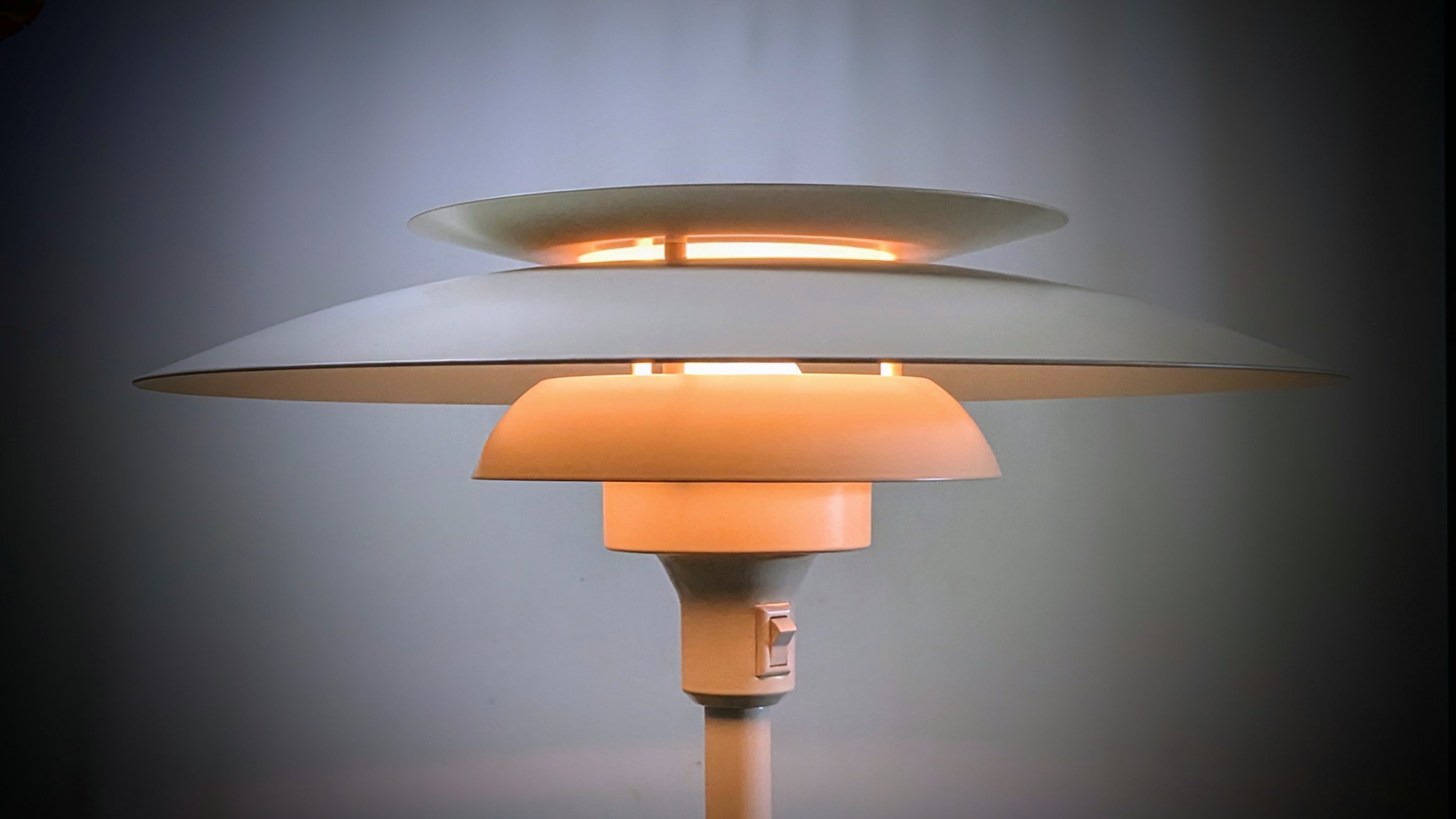 Skøn dansk design gulvlampe fra 1980. 130 cm høj. Pickup only