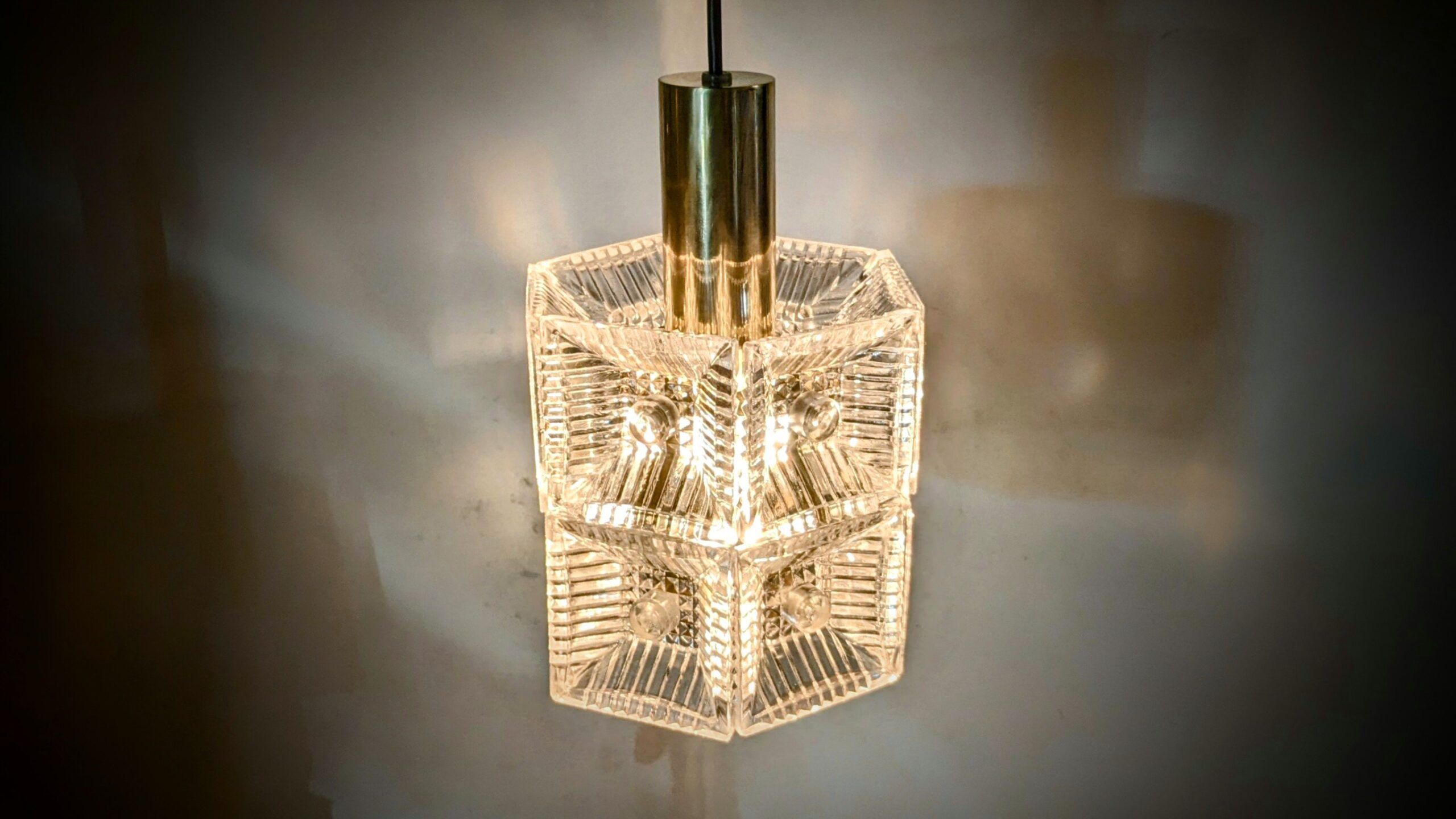 Skøn fuld restaureret Carl Fagerlund lampe fra 1960. Ø17. 2,2 kilo glas og messing. Pickup only.