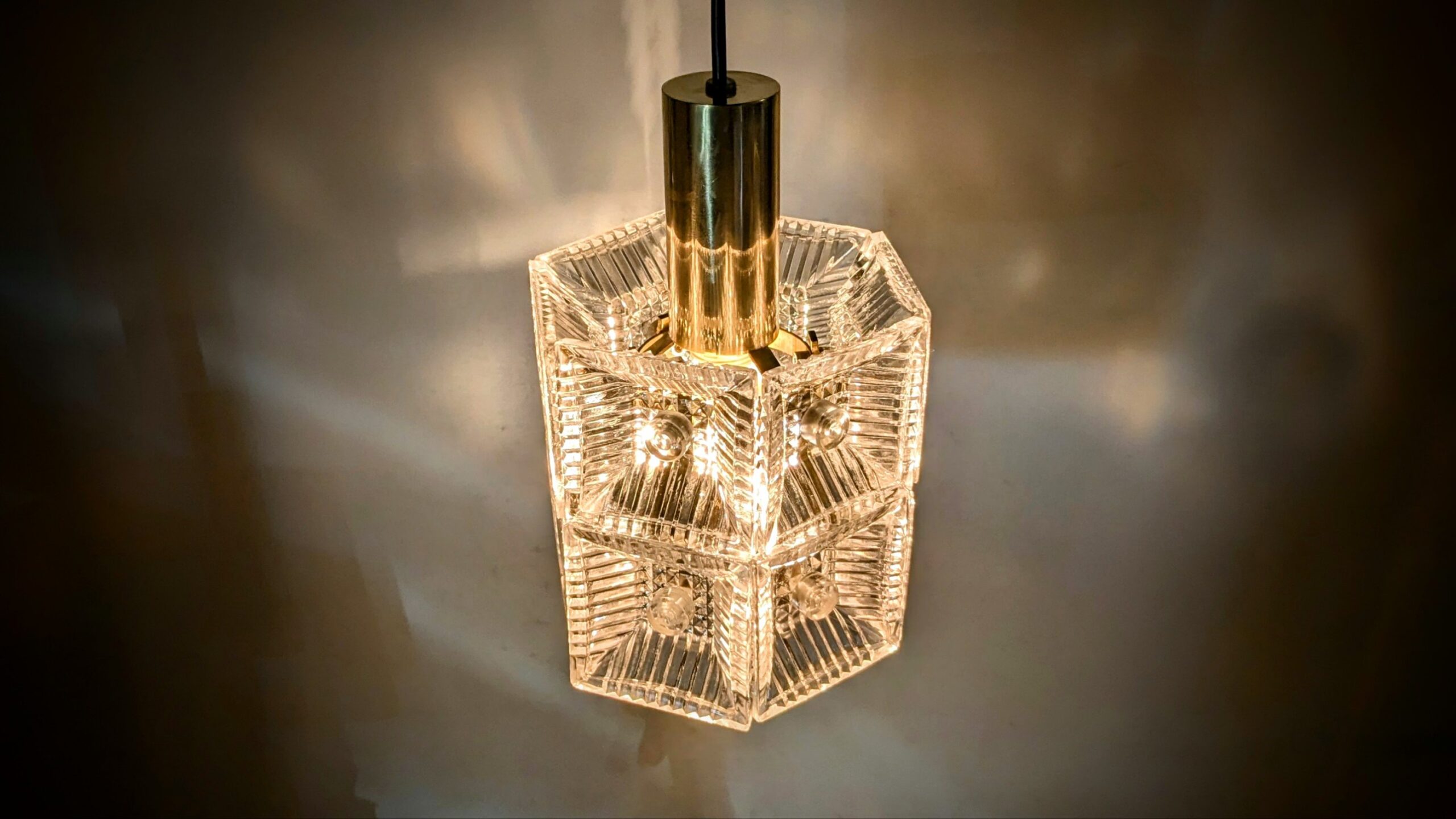 Skøn fuld restaureret Carl Fagerlund lampe fra 1960. Ø17. 2,2 kilo glas og messing. Pickup only.