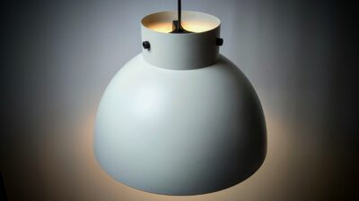 Klassisk dansk design fra 1990. Tema 102. Nyt el. Ø35 cm. Lys grå.