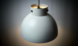 Klassisk dansk design fra 1990. Tema 102. Nyt el. Ø35 cm. Lys grå.